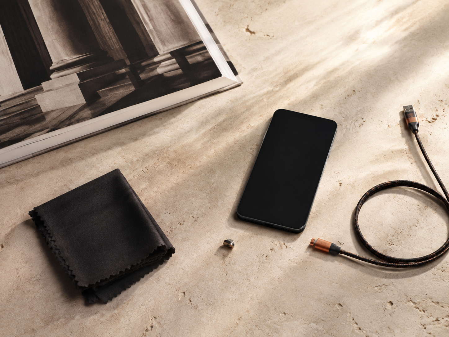 Occhiali Phoenix Smart su una composizione editoriale