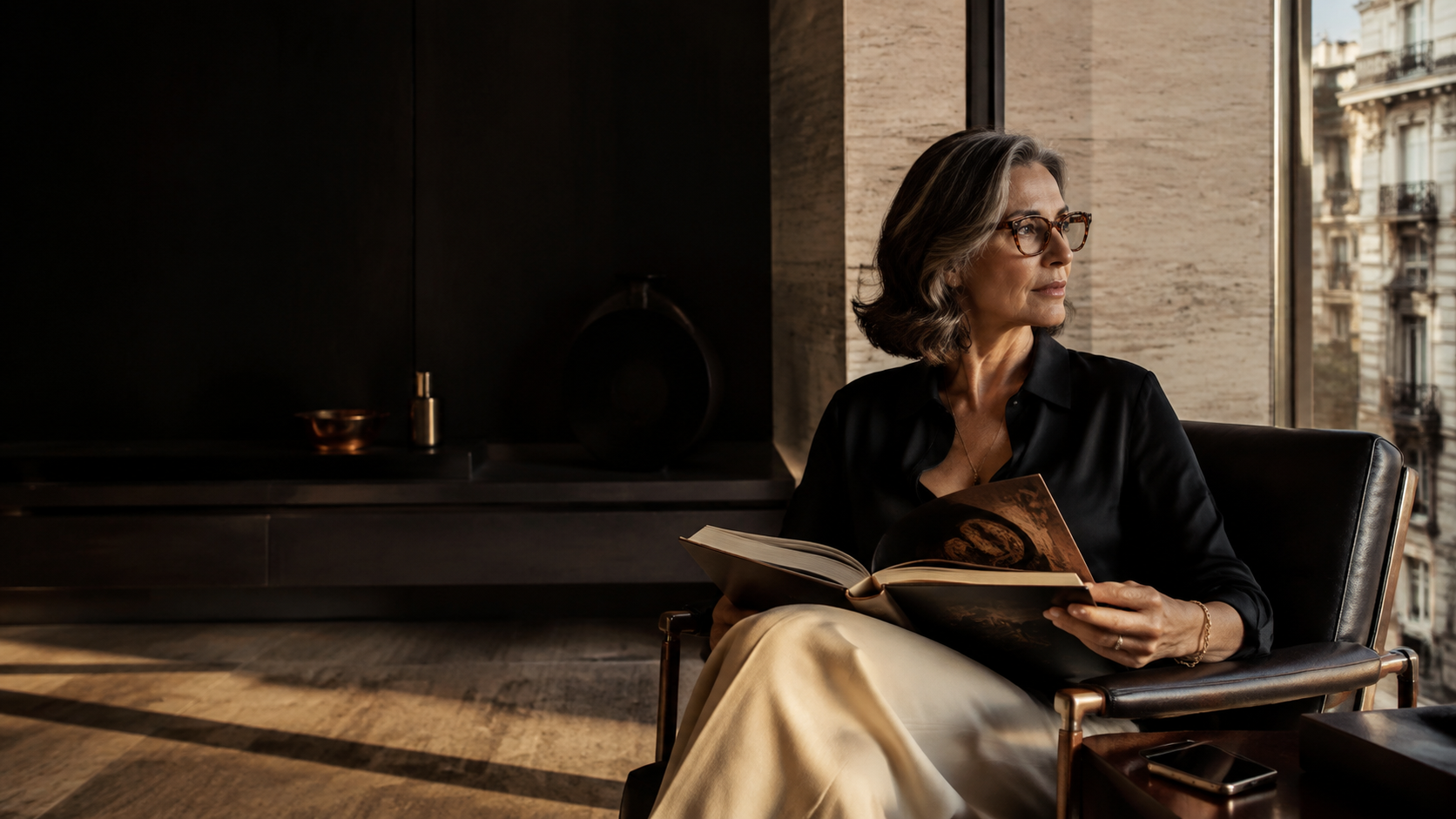Donna elegante con occhiali Phoenix Smart in un caffè milanese